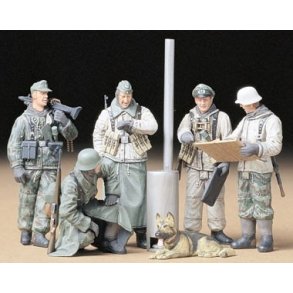 1/35 - German Soldiers At Field Briefing